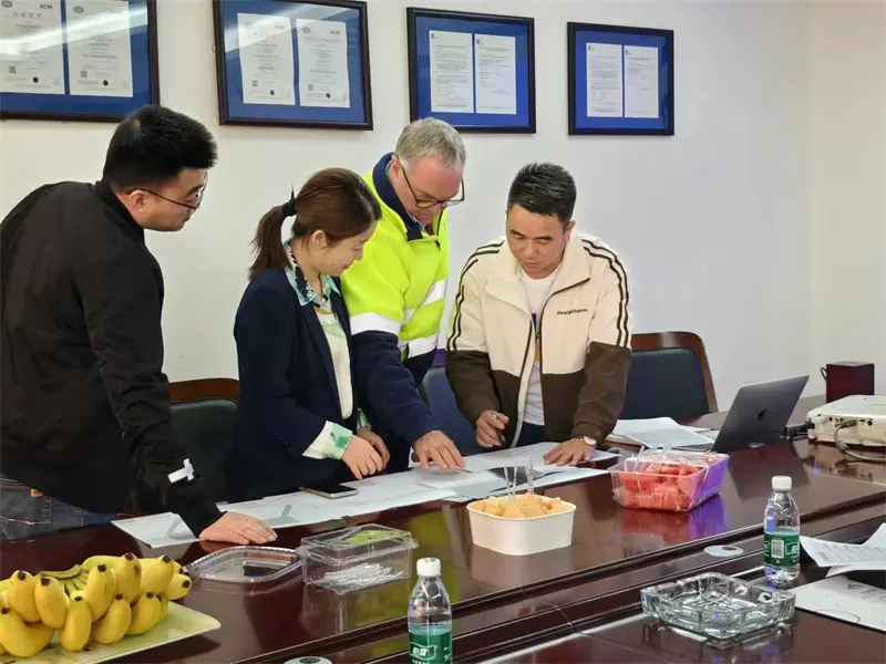 與客戶進行專案討論